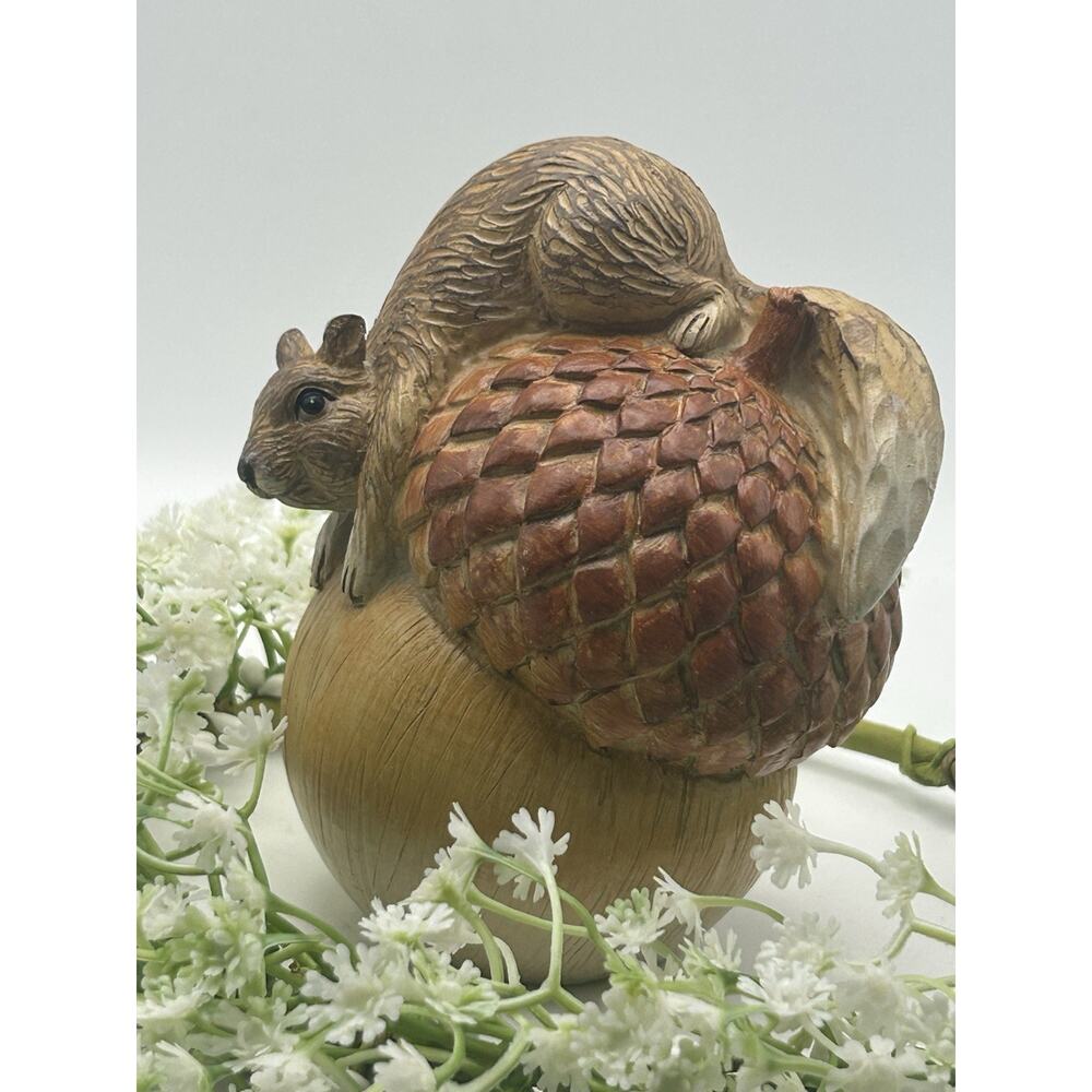 Gardeners Eden SQUIRREL ON ACORN RESIN